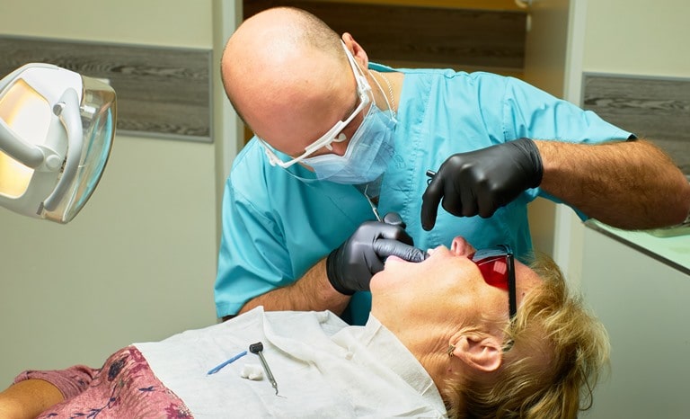 Можно ли с зубными имплантами делать МРТ
