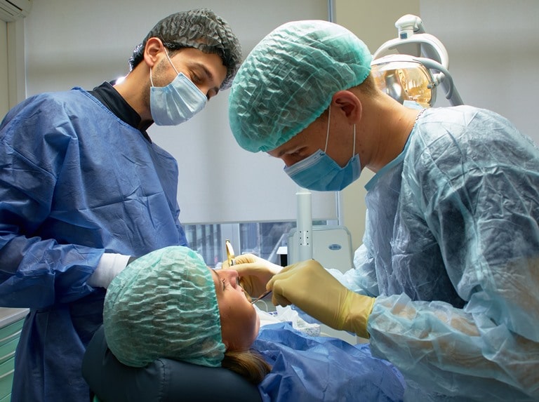Рекомендации и ограничения после хирургического этапа имплантации зубов
