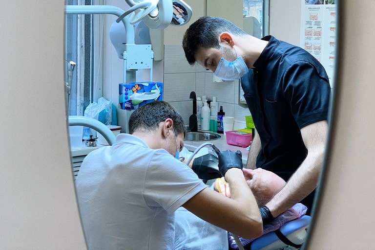 Протезирование зубов с помощью коронок