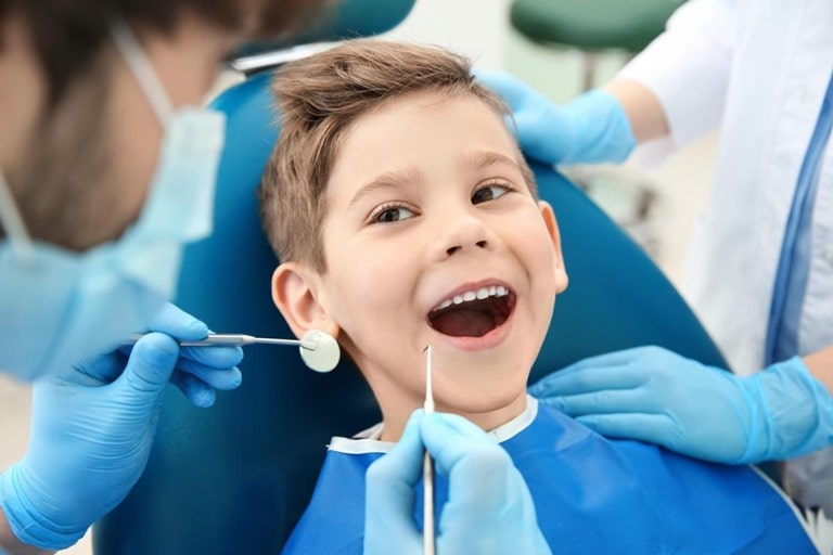 Регулярно отводите детей к стоматологу