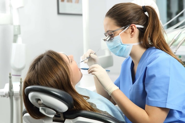 Лечебные и эстетические методы восстановления почерневших зубов