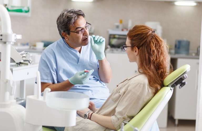 Помощь врача-стоматолога, если крошатся зубы