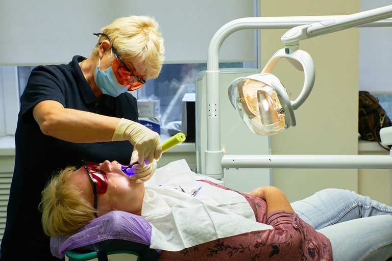 Уход за имплантами зубов после установки