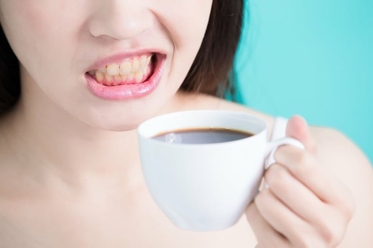 7 причин появления желтого налета на зубах