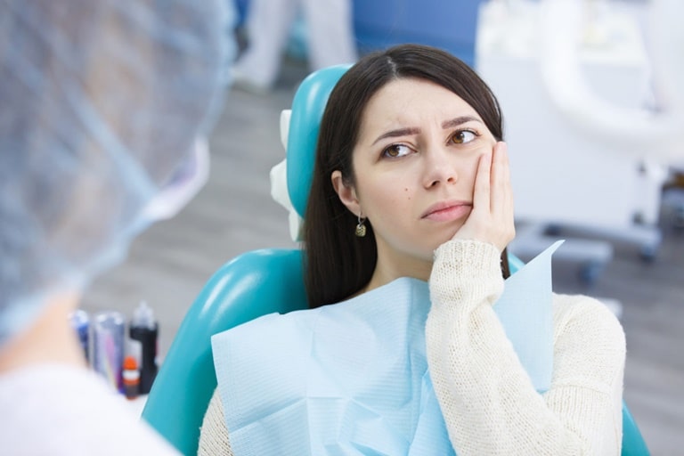 Как справиться с болью после удаления зубного нерва