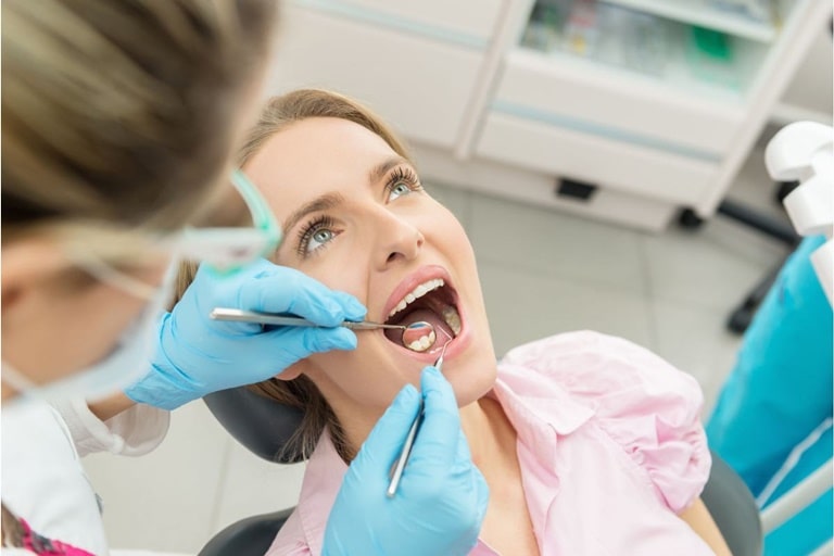 Когда требуется стоматологическое лечение темных пятен на зубах