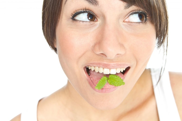Как быстро уменьшить неприятный запах изо рта