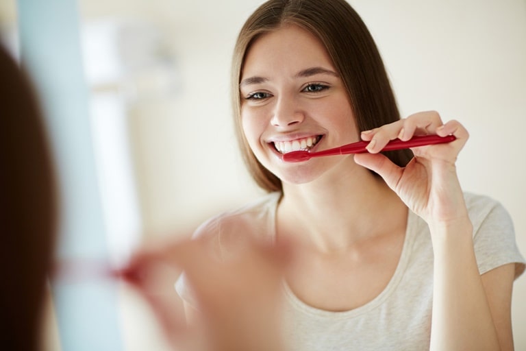 Регулярная домашняя и профессиональная чистка зубов
