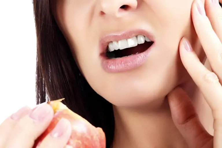 Почему больно жевать зубам