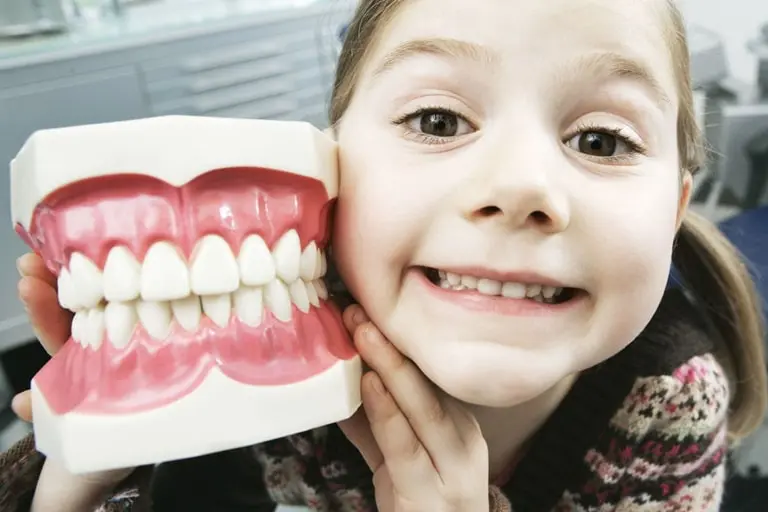 4 причины, почему зубы с возрастом двигаются

