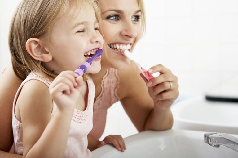 Нельзя использовать одну зубную щетку для нескольких членов семьи