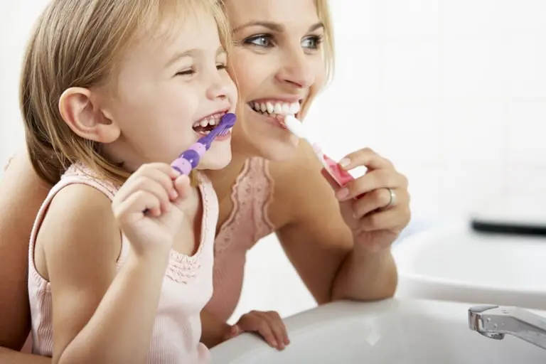 Нельзя использовать одну зубную щетку для нескольких членов семьи