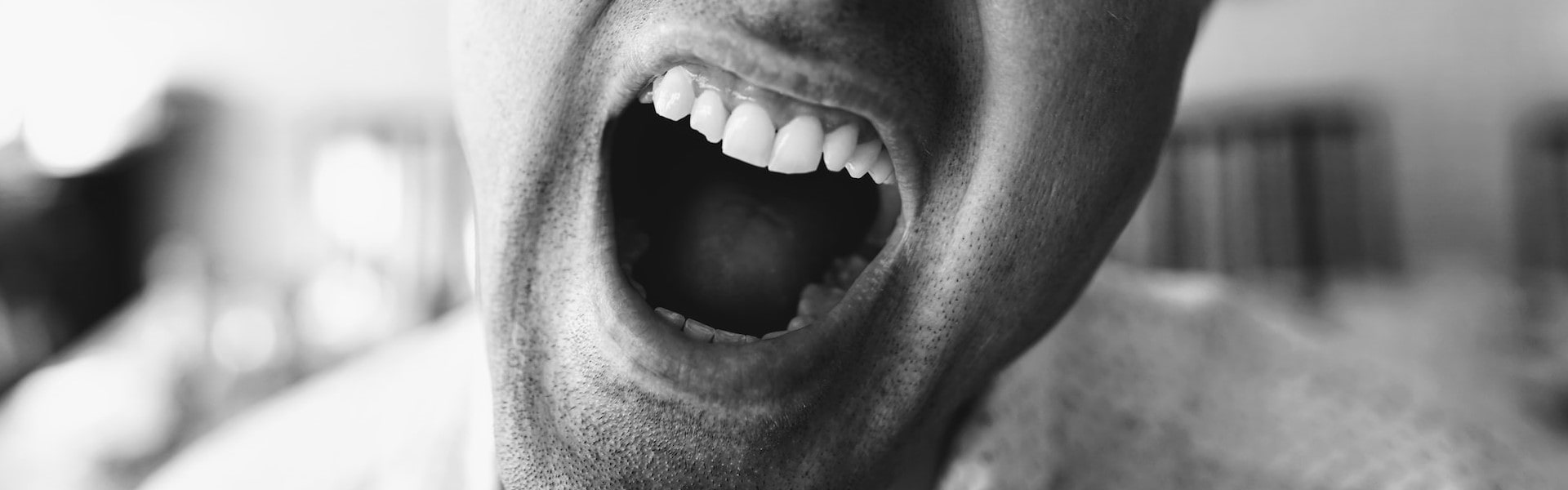 Открытый рот новосибирск. Мужчина с открытым ртом в профиль.