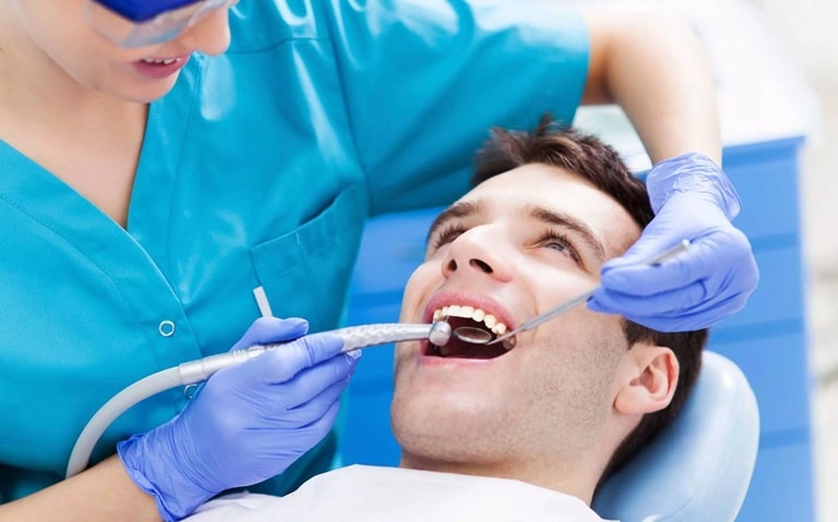 Нюансы лечения передних зубов
