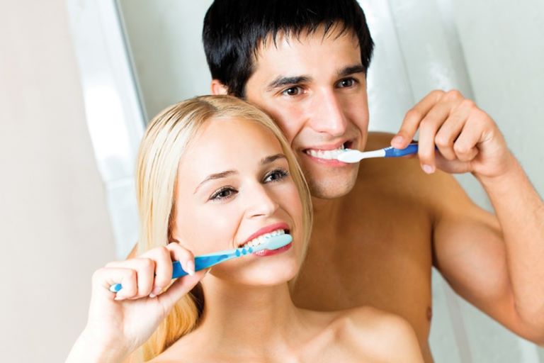 Необходимо очищать не только зубы, но и язык и десны