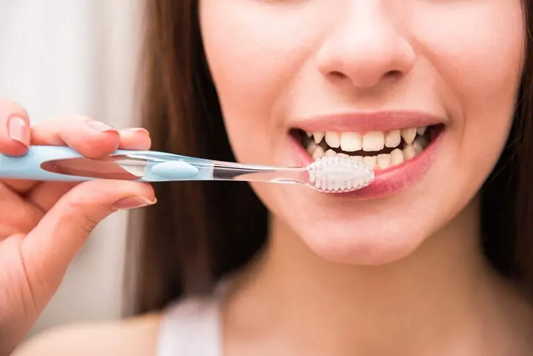 Можно ли чистить зубы сразу после еды