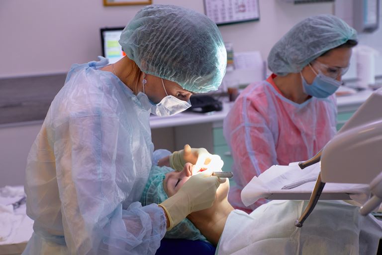 Удаление зубов до имплантации