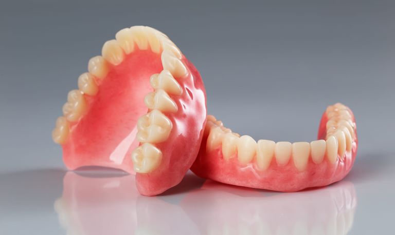 Причины полного отсутствия зубов