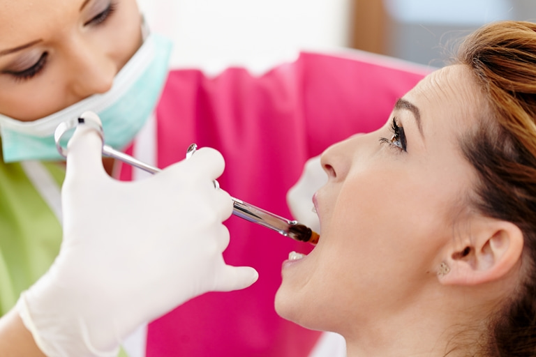 больно ли лечить кариес на передних зубах