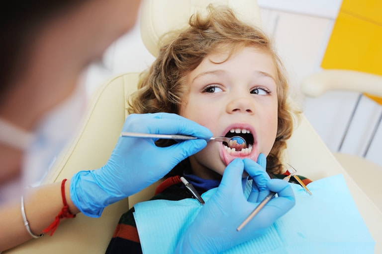почему крошатся молочные зубы у детей