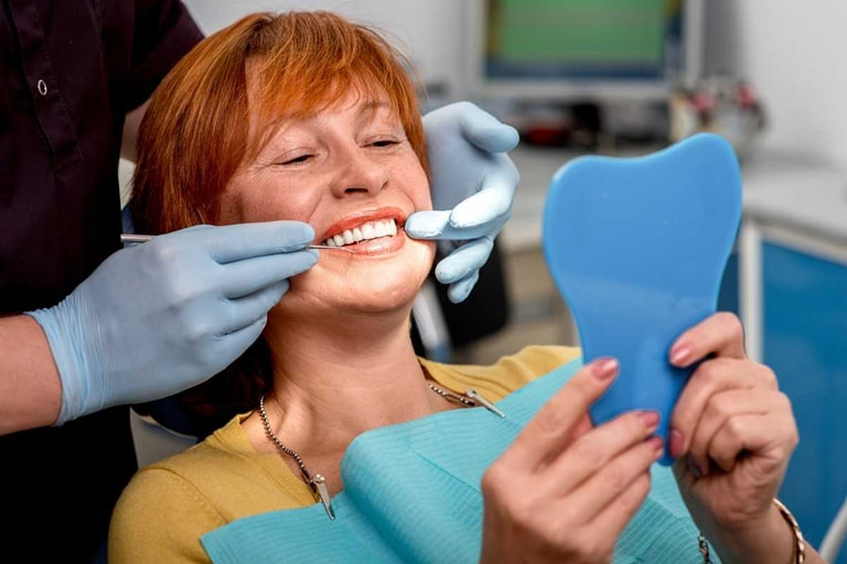 стоматологическая коррекция нового съемного протеза, который натирает десну