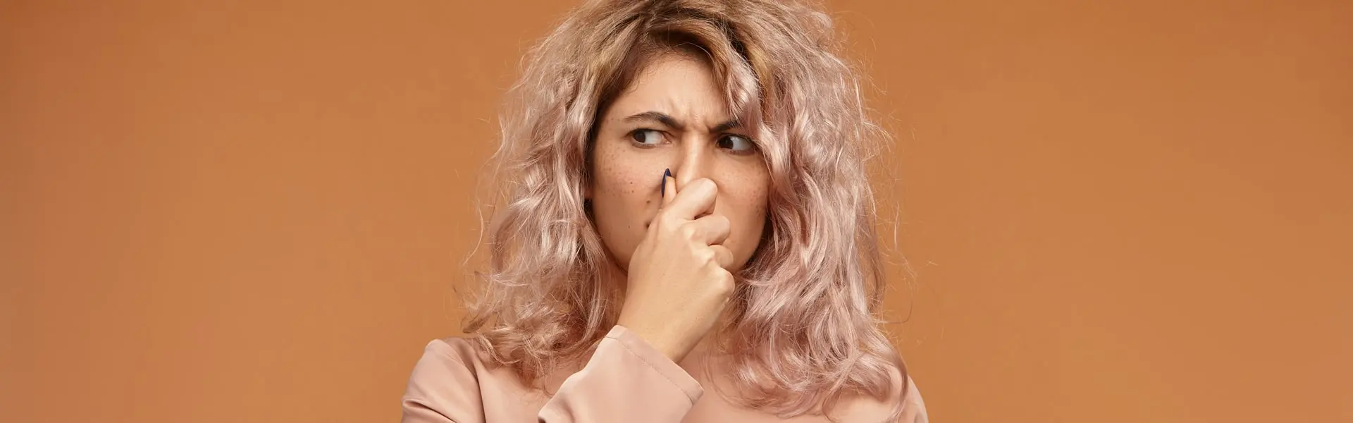 Неприятный запах изо рта (галитоз): причины и способы лечения