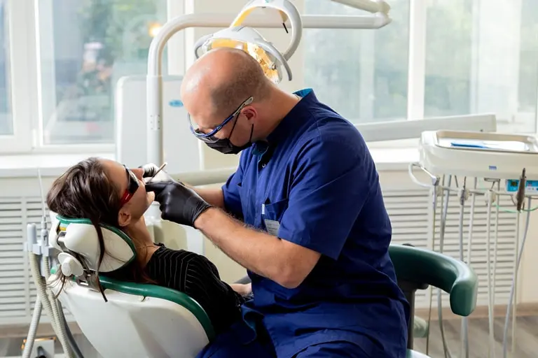 зачем нужна профессиональная чистка зубов в стоматологическом кабинете