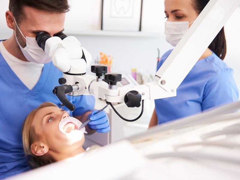 показания к лечению зубов под микроскопом