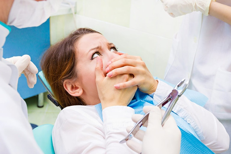 как вывих челюсти может повлиять на осложнения с зубами
