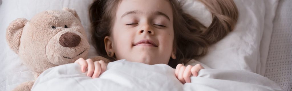 Почему ребенок скрипит зубами во сне: причины и лечение
