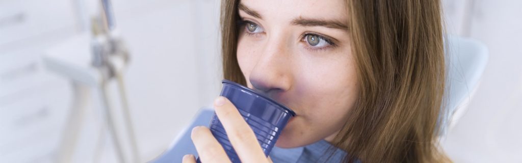 Полоскание рта при воспалении десен: лекарственные и народные средства