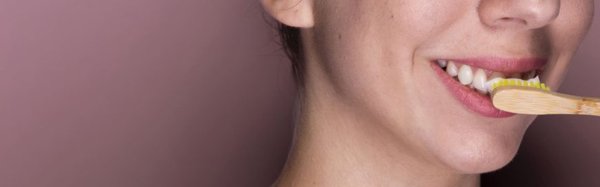 Желтый налет на зубах: причины появления и эффективные способы удаления